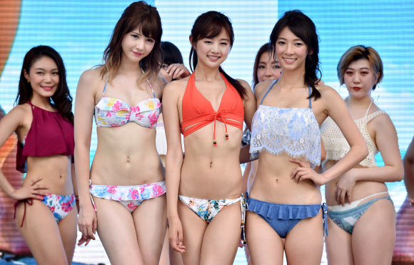 17일(현지시간) 일본 도쿄에서 비키니 차림의 모델들이 플래쉬몹 댄스를 펼치고 있다. AFP 연합뉴스