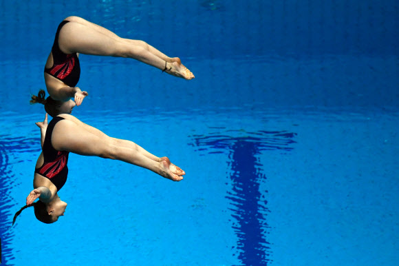 영국 Grace Reid와 Katherine Torrance가 17일(현지시간) 헝가리 부다페스트에서 열린 ‘FINA 스위밍 월드 챔피언십스’ 여자 다이빙 3m 스프링보드 싱크로 결승에서 연기를 펼치고 있다. AFP 연합뉴스