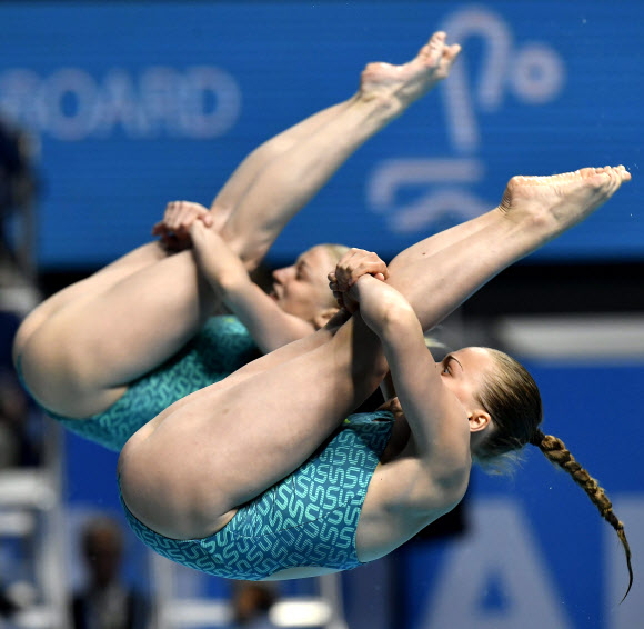 우크라이나 Anastasiia Nedobiga와 Diana Shelestyuk이 17일(현지시간) 헝가리 부다페스트에서 열린 ‘FINA 스위밍 월드 챔피언십스’ 여자 다이빙 3m 스프링보드 싱크로 결승에서 연기를 펼치고 있다. AP 연합뉴스
