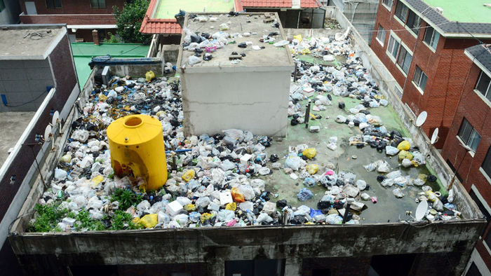 인천시 남구는 주안동의 한 다가구주택 건물 옥상에서 발견된 무단투기 쓰레기 3.5톤의 행위자 3명에게 폐기물관리법 위반 혐의로 각각 과태료 10만원을 부과했다. 사진=연합뉴스