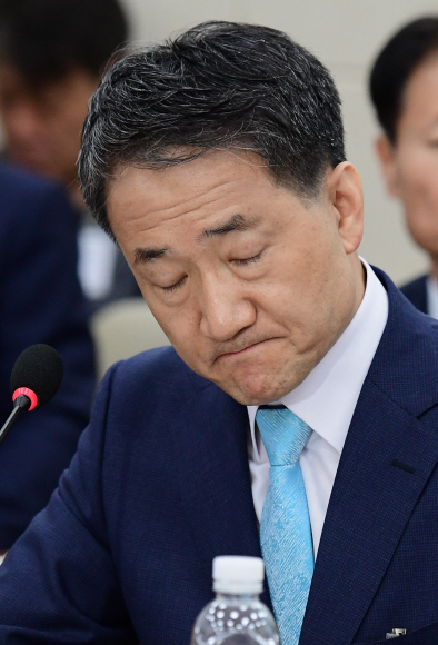 박능후 보건복지부 장관 후보자가 18일 오전 국회 보건복지위원회에서 열린 인사청문회에서 심각한 표정을 짓고 있다.  2017.7.18.   이종원 선임기자 jongwon@seoul.co.kr
