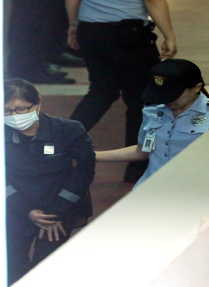 휘청이는 최순실