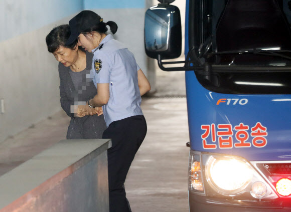 ’넘어질까 조심조심’