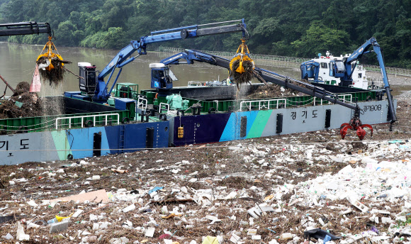팔당호 쓰레기 치우는 크레인과 바지선