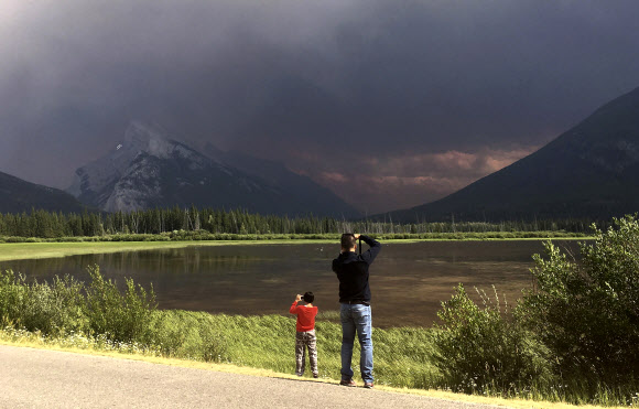 산불 연기 휩싸인 캐나다 런들산