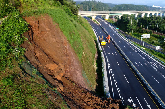 무너져 내린 도로 절개지