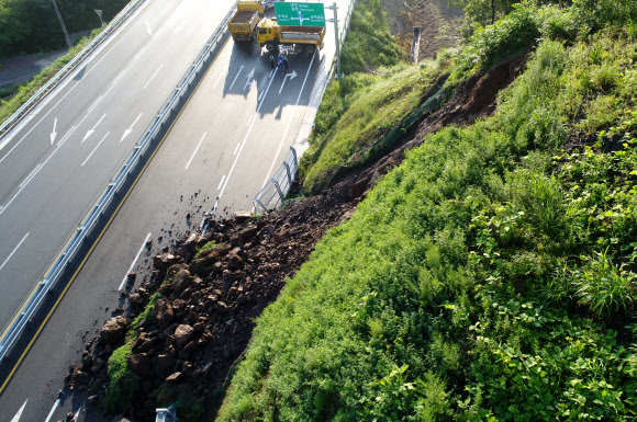 도로 뒤덮은 돌무더기