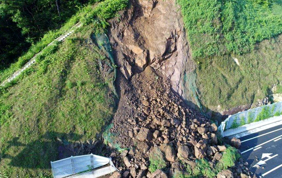 집채만 한 바위가 ’와르르’