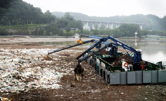 팔당호 쓰레기 치우는 크레인과 바지선