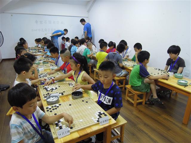 왕징의 대표적인 한국 창업기업인 이세돌 바둑학교에 다니는 중국 어린이들이 바둑을 두고 있다.