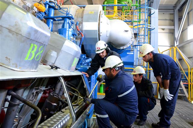 한국전력이 건설한 요르단 암만아시아 발전소에서 현지인 기술자들이 발전설비를 점검하고 있다.