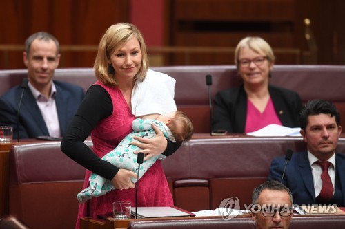 지난달 22일 호주 연방상원에서 딸에게 모유 수유를 하는 라리사 워터스 의원[EPA=연합뉴스 자료사진]