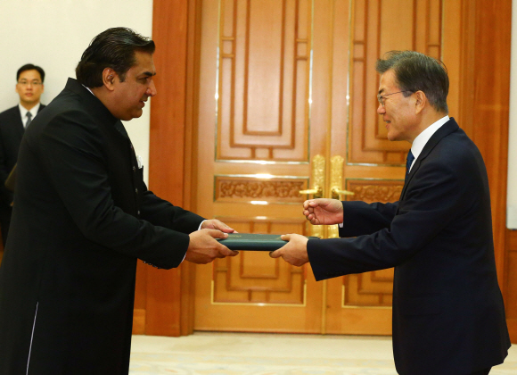 문재인 대통령, 주한대사 신임장 제정식 참석