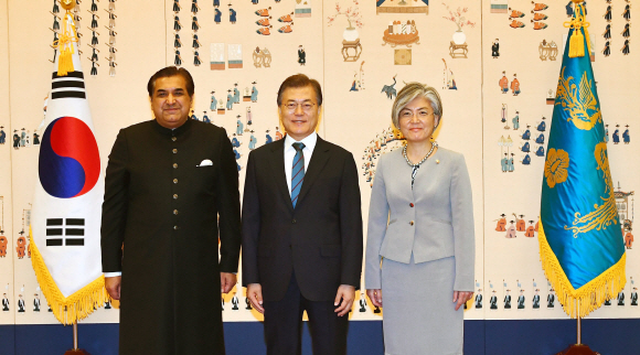 문재인 대통령, 주한대사 신임장 제정식 참석