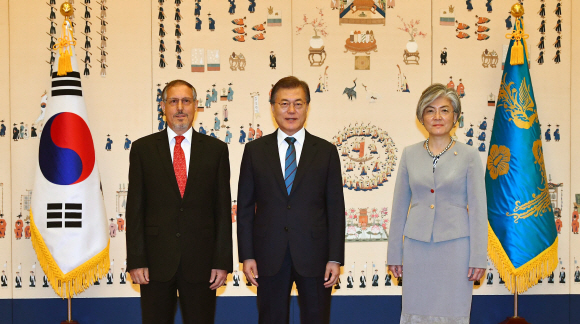 문재인 대통령, 주한대사 신임장 제정식 참석