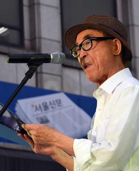 18일 서울신문 창간 113주년을 맞이 해 열린 ’한여름밤 광화문 시 낭동회’에서 고은 시인이 시를 낭독하고 있다.2017. 7. 18. 박윤슬 기자 seul.co.kr