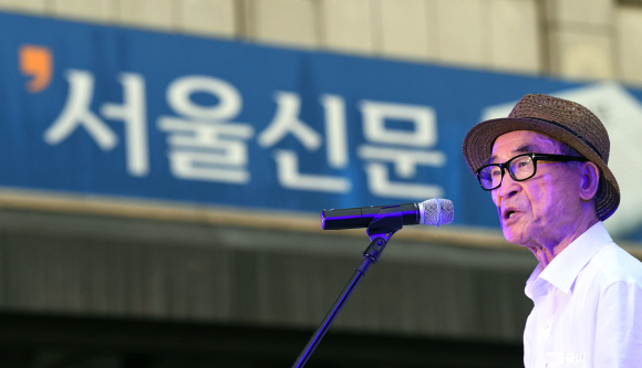 18일 서울신문 창간 113주년을 맞이 해 열린 ’한여름밤 광화문 시 낭동회’에서 고은 시인이 시를 낭독하고 있다.2017. 7. 18. 박윤슬 기자 seul.co.kr