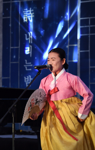 18일 서울신문 창간 113주년을 맞이 해 열린 ’한여름밤 광화문 시 낭동회’에서 안숙선 명창이 특별공연을 하고 있다.2017. 7. 18. 박윤슬 기자 seul.co.kr