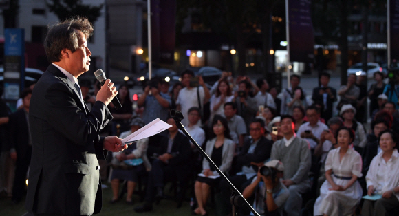 18일 서울신문 창간 113주년을 맞이 해 열린 ’한여름밤 광화문 시 낭동회’에서 도종환 시인이 시를 낭독하고 있다.2017. 7. 18. 박윤슬 기자 seul.co.kr