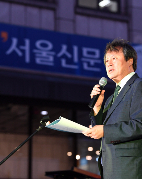 18일 서울신문 창간 113주년을 맞이 해 열린 ’한여름밤 광화문 시 낭동회’에서 도종환 시인이 시를 낭독하고 있다.2017. 7. 18. 박윤슬 기자 seul.co.kr