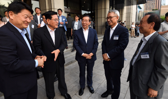 18일 서울신문 창간 113주년을 맞이 해 열린 ’한여름밤 광화문 시 낭동회’ 시작 전 김영만 서울신문 사장과 박원순 서울시장을 비롯한 내외귀빈이 담소를 나누고 있다.2017. 7. 18. 박윤슬 기자 seul.co.kr