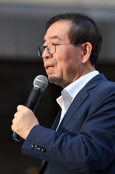 18일 서울신문 창간 113주년을 맞이 해 열린 ’한여름밤 광화문 시 낭동회’에서 박원순 서울시장이 축사를 하고 있다.2017. 7. 18. 박윤슬 기자 seul.co.kr