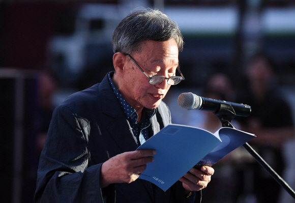 18일 서울신문 창간 113주년을 맞이 해 열린 ‘한여름밤 광화문 시 낭동회’에서 신경림 시인이 시를 낭독하고 있다.2017. 7. 18. 박윤슬 기자 seul.co.kr