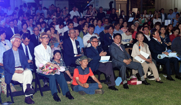 18일 서울신문 창간 113주년을 맞이 해 열린 ‘한여름밤 광화문 시 낭동회’에서 내외귀빈 및 참석자들이 시낭송을 듣고 있다.2017. 7. 18. 박윤슬 기자 seul.co.kr