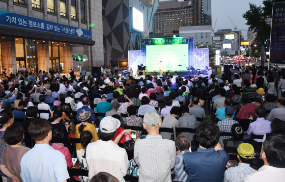 18일 서울신문 창간 113주년을 맞이 해 열린 ‘한여름밤 광화문 시 낭동회’에서 도종환 시인이 시를 낭독하고 있다.2017. 7. 18.  최해국 선임기자seaworld@seoul.co.kr