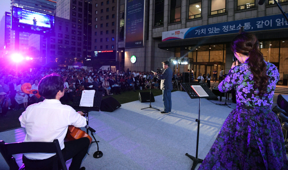 18일 서울신문 창간 113주년을 맞이 해 열린 ‘한여름밤 광화문 시 낭동회’에서 안도현 시인이 시를 낭독하고 있다.2017. 7. 18. 박윤슬 기자 seul.co.kr