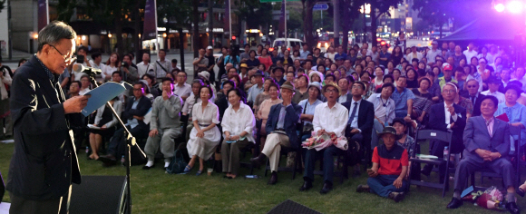 18일 서울신문 창간 113주년을 맞이 해 열린 ‘한여름밤 광화문 시 낭동회’에서 신경림 시인이 시를 낭독하고 있다.2017. 7. 18. 박윤슬 기자 seul.co.kr