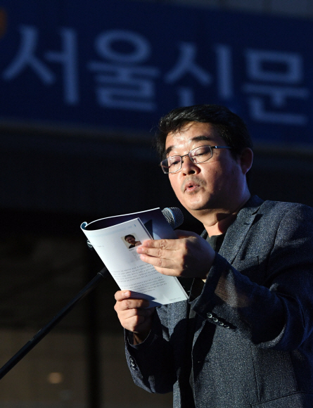 18일 서울신문 창간 113주년을 맞이 해 열린 ’한여름밤 광화문 시 낭동회’에서 안도현 시인이 시를 낭독하고 있다.2017. 7. 18. 박윤슬 기자 seul.co.kr
