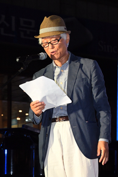 18일 서울신문 창간 113주년을 맞이 해 열린 ’한여름밤 광화문 시 낭동회’에서 정현종 시인이 시를 낭독하고 있다.2017. 7. 18. 박윤슬 기자 seul.co.kr