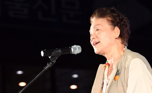 18일 서울신문 창간 113주년을 맞이 해 열린 ’한여름밤 광화문 시 낭동회’에서 신달자 시인이 시를 낭독하고 있다.2017. 7. 18. 박윤슬 기자 seul.co.kr