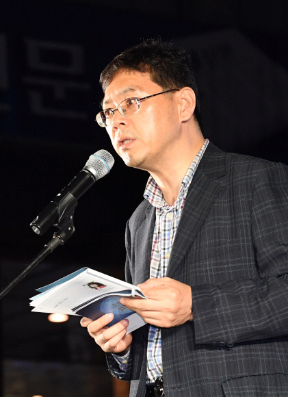 18일 서울신문 창간 113주년을 맞이 해 열린 ‘한여름밤 광화문 시 낭동회’에서 곽효환 시인이 시를 낭독하고 있다.2017. 7. 18. 박윤슬 기자 seul.co.kr
