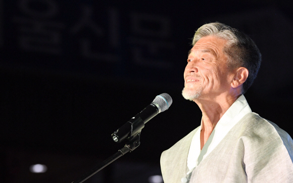 18일 서울신문 창간 113주년을 맞이 해 열린 ‘한여름밤 광화문 시 낭동회’에서 장사익이 축하 공연을 하고 있다.2017. 7. 18. 박윤슬 기자 seul.co.kr