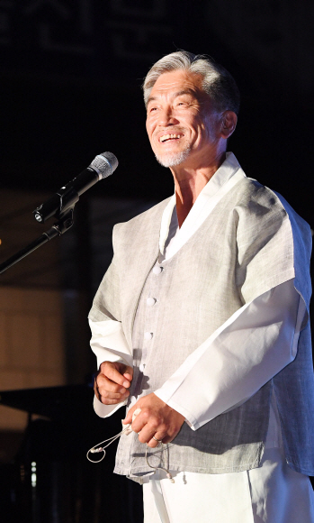 18일 서울신문 창간 113주년을 맞이 해 열린 ’한여름밤 광화문 시 낭동회’에서 장사익이 축하 공연을 하고 있다.2017. 7. 18. 박윤슬 기자 seul.co.kr