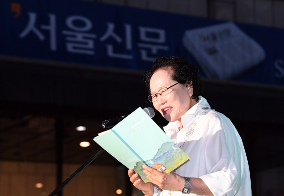 18일 서울신문 창간 113주년을 맞이 해 열린 ’한여름밤 광화문 시 낭동회’에서 박정자 연극배우가 시를 낭독하고 있다.2017. 7. 18. 박윤슬 기자 seul.co.kr