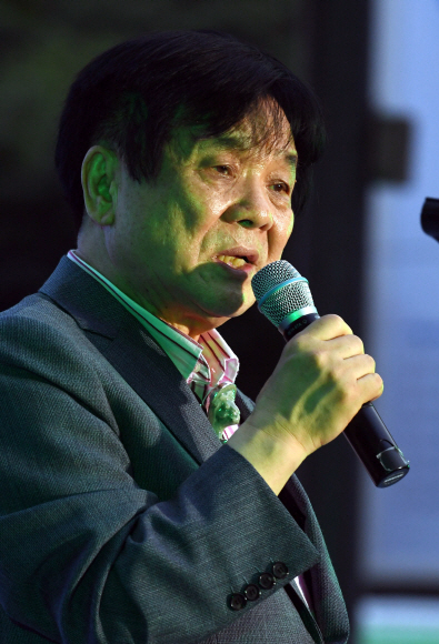 18일 서울신문 창간 113주년을 맞이 해 열린 ’한여름밤 광화문 시 낭동회’에서 이근배 시인이 시를 낭독하고 있다.2017. 7. 18. 박윤슬 기자 seul.co.kr