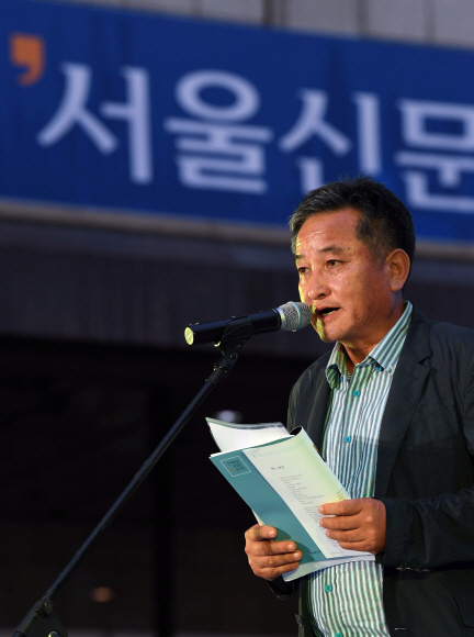 18일 서울신문 창간 113주년을 맞이 해 열린 ‘한여름밤 광화문 시 낭동회’에서 함민복 시인이 시를 낭독하고 있다.2017. 7. 18. 박윤슬 기자 seul.co.kr