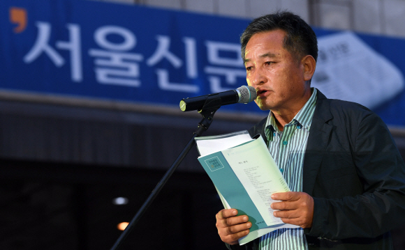 18일 서울신문 창간 113주년을 맞이 해 열린 ‘한여름밤 광화문 시 낭동회’에서 함민복 시인이 시를 낭독하고 있다.2017. 7. 18. 박윤슬 기자 seul.co.kr