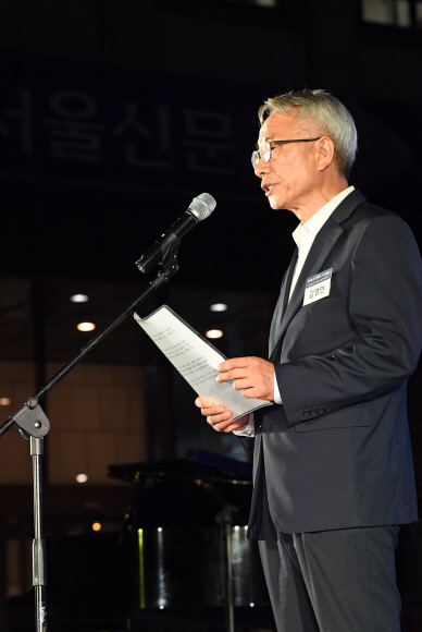 18일 서울신문 창간 113주년을 맞이 해 열린 ‘한여름밤 광화문 시 낭동회’에서 김영만 서울신문 사장이 시를 낭독하고 있다.2017. 7. 18. 박윤슬 기자 seul.co.kr