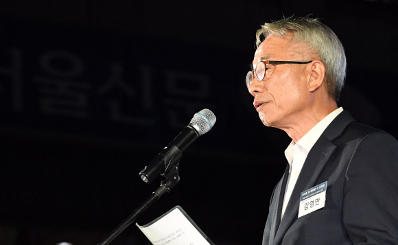 18일 서울신문 창간 113주년을 맞이 해 열린 ‘한여름밤 광화문 시 낭동회’에서 김영만 서울신문 사장이 시를 낭독하고 있다.2017. 7. 18. 박윤슬 기자 seul.co.kr