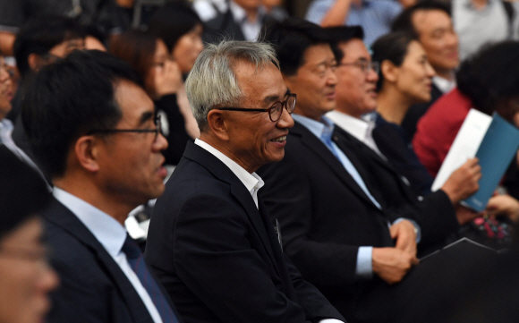 18일 서울신문 창간 113주년을 맞이 해 열린 ‘한여름밤 광화문 시 낭동회’에서 김영만 서울신문 사장을 비롯한 내외귀빈이 시낭송을 감상하고 있다.2017. 7. 18. 박윤슬 기자 seul.co.kr