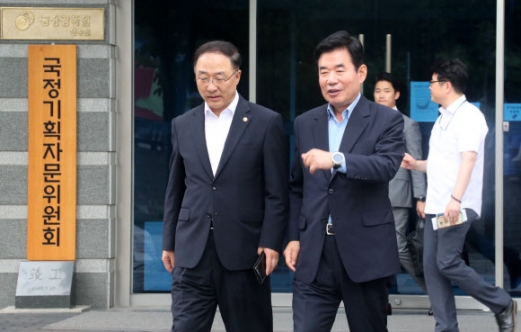 국정기획자문위원회 김진표(오른쪽) 위원장과 홍남기 부위원장