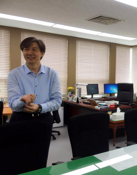 청와대는 18일 지난 6월 29일 청와대 여민2관 3층 계단 입구에서 직원들이 지난 정부에서 만든 문서 검색대를 철거 하는 모습을 공개했다. 이 검색대는 민정수석실에서 사용한 특수용지가 밖으로 나가지 못하도록 만든 센서가 달린 검색대였다. 이와 더불어 공개된 현 정부 조국 민정수석실 모습. 조국 민정수석이 사무실에서 밝게 웃고 있다.  청와대 페이스북=연합뉴스