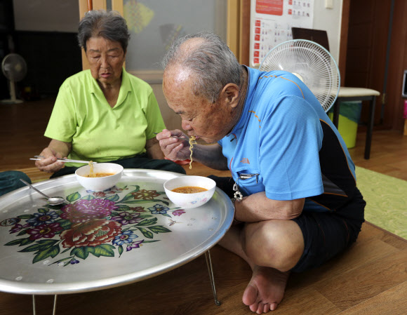 지난 18일 오후 청주시 상당구 미원면 운암리 마을회관에서 수재민들이 라면으로 끼니를 해결하고 있다.  연합뉴스