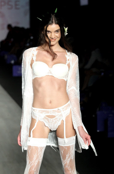 18일(현지시간) 멕시코 과달라하라에서 열린 ‘제67회 인테르모다 패션쇼’중 모델이 콜롬비아 브랜드 Ellipse의 란제리 작품을 선보이고 있다. EPA 연합뉴스