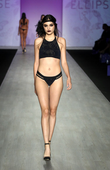 18일(현지시간) 멕시코 과달라하라에서 열린 ‘제67회 인테르모다 패션쇼’중 모델이 콜롬비아 브랜드 Ellipse의 란제리 작품을 선보이고 있다. EPA 연합뉴스