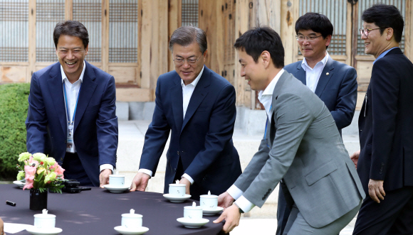 문재인 대통령이 19일 오전 추미애 더불어민주당 대표, 박주선 국민의당 비상대책위원장, 이혜훈 바른정당 대표, 이정미 정의당 대표를 청와대로 초청해 오찬 회동을 갖기 전 임종석 비서실장, 관계자들과함꼐 테이블을 그늘로 옮기고  있다. 문 대통령 취임 후 당 대표들과 회동하는 것은 이번이 처음이다. 2017. 07. 19 안주영 기자 jya@seoul.co.kr